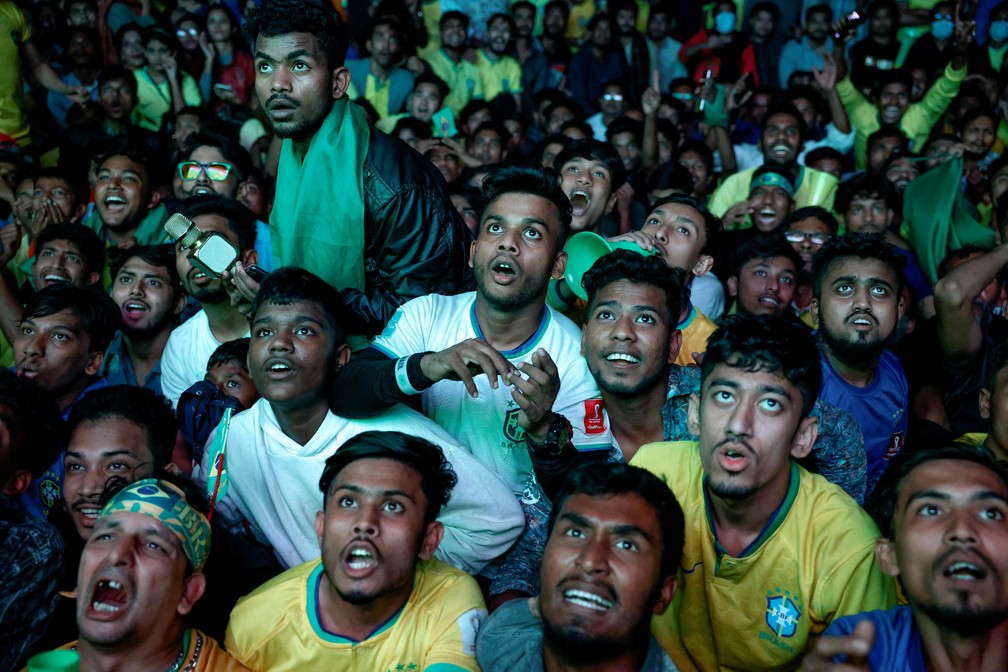 Torcedores do Brasil acompanham jogo contra a Suíça na Universidade de Dhaka — Foto: Mohammad Ponir Hossain/Reuters