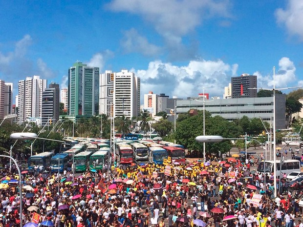 Situação da Avenida ACM por volta das 10h desta quinta-feira (Foto: Henrique Mendes/G1)
