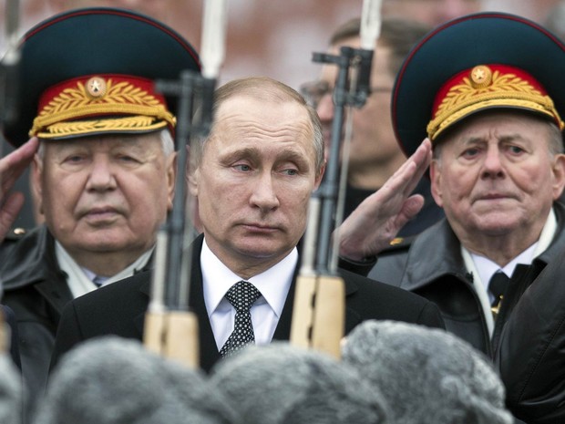 O presidente da Rússia, Vladimir Putin, participa de cerimônia diante do Túmulo do Soldado Desconhecido em Moscou (Foto: Pavel Golovkin/AP)