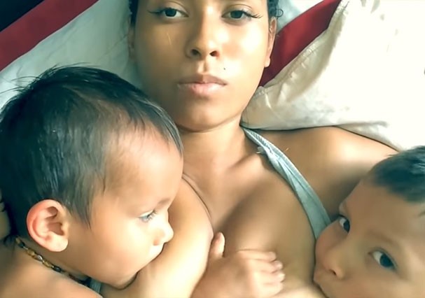 Tasha Maile amamenta seus filhos Josiah e Soul (Foto: Reprodução/Youtube)