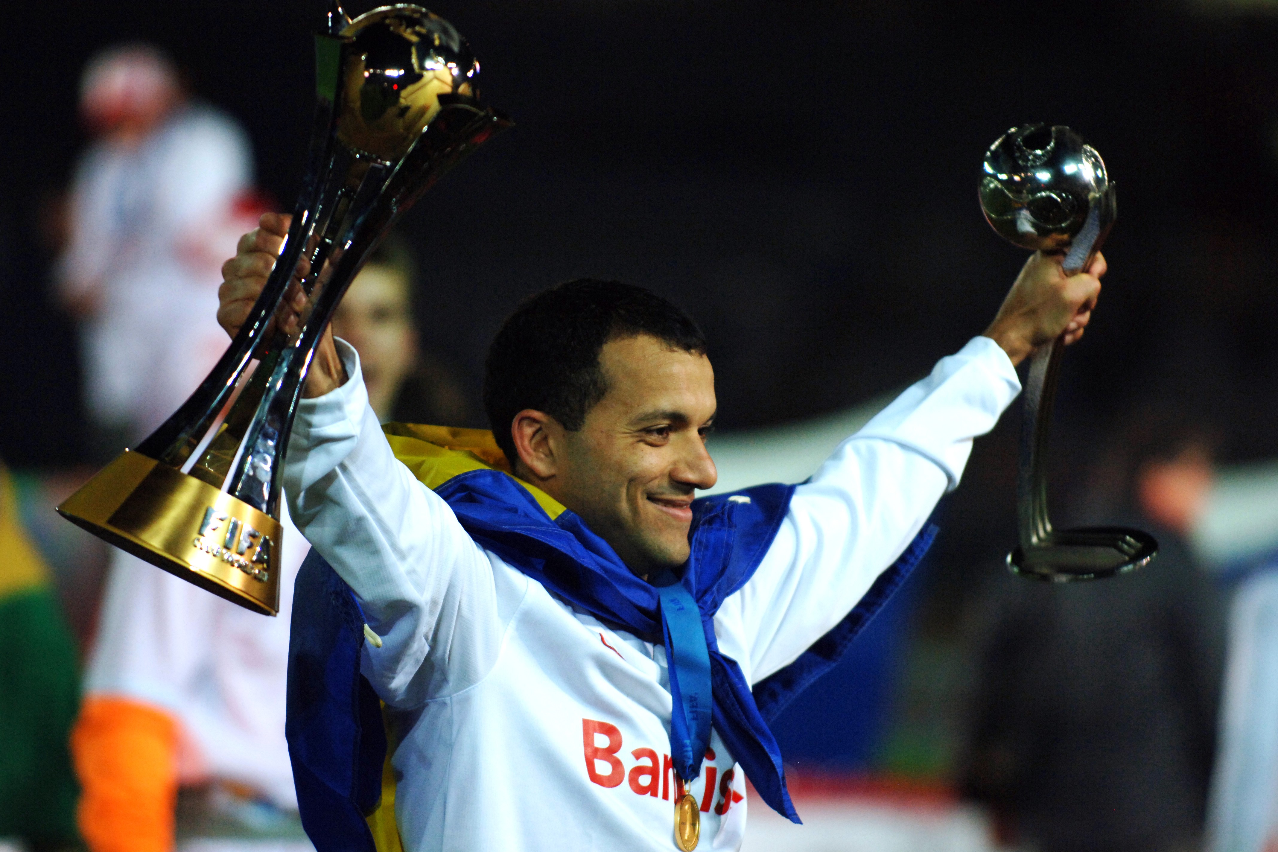 Iarley, do Internacional, com o troféu do Mundial de Clubes em 2006 (Foto: Getty Images)