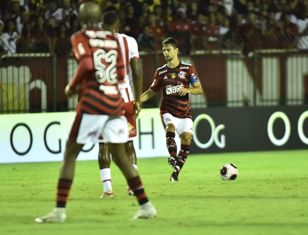 Rodrigo Caio voltou a jogar pelo Flamengo — Foto: André Durão