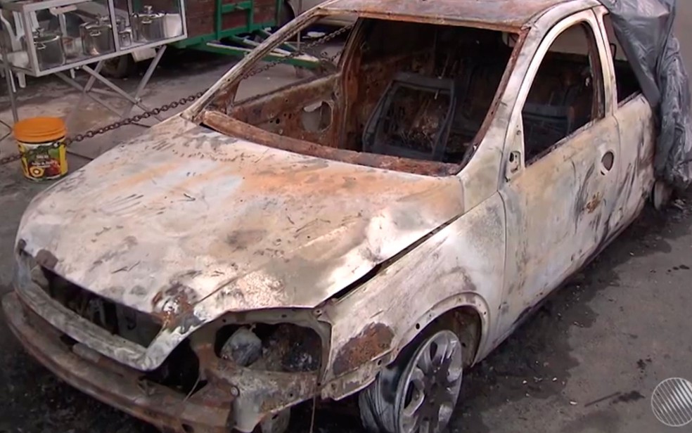 Carro ficou destruído após incêndio  (Foto: Reprodução/TV Bahia)