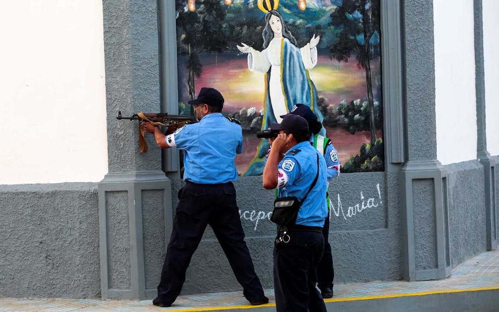 Policiais prontos para disparar na comunidade indígena de Monimbo, em Masaya, Nicaragua (Foto: Oswaldo Rivas / Reuters)