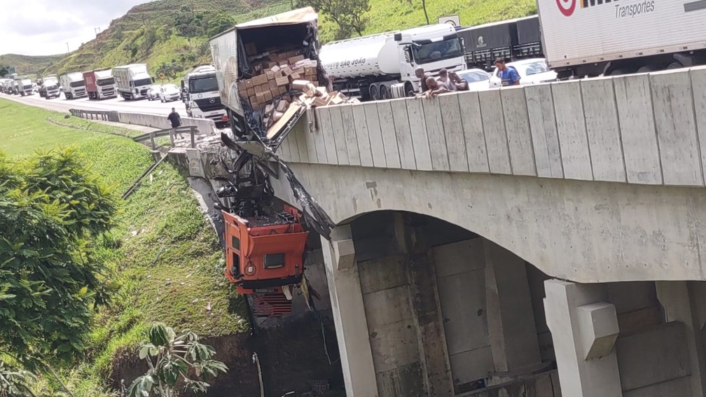 Acidente com caminhão em viaduto no trecho de Cachoeira Paulista da Dutra — Foto: Polícia Rodoviária Federal/Divulgação