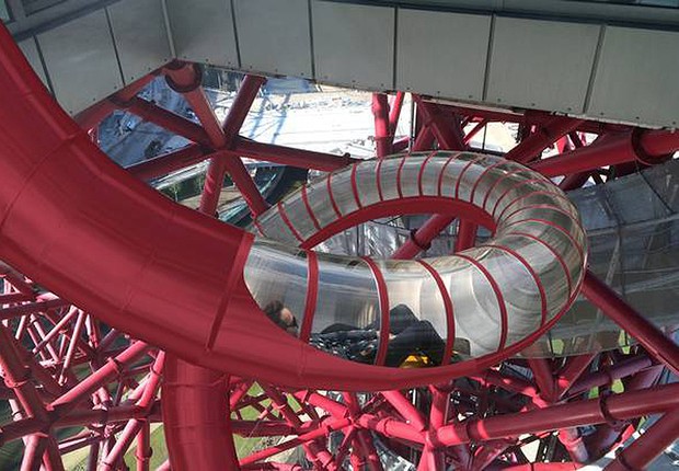 Projeto de como será o mais alto escorregador do mundo, na torre Orbit, em Londres. A torre-escultura pertence à ArcelorMittal (Foto: LLCD)