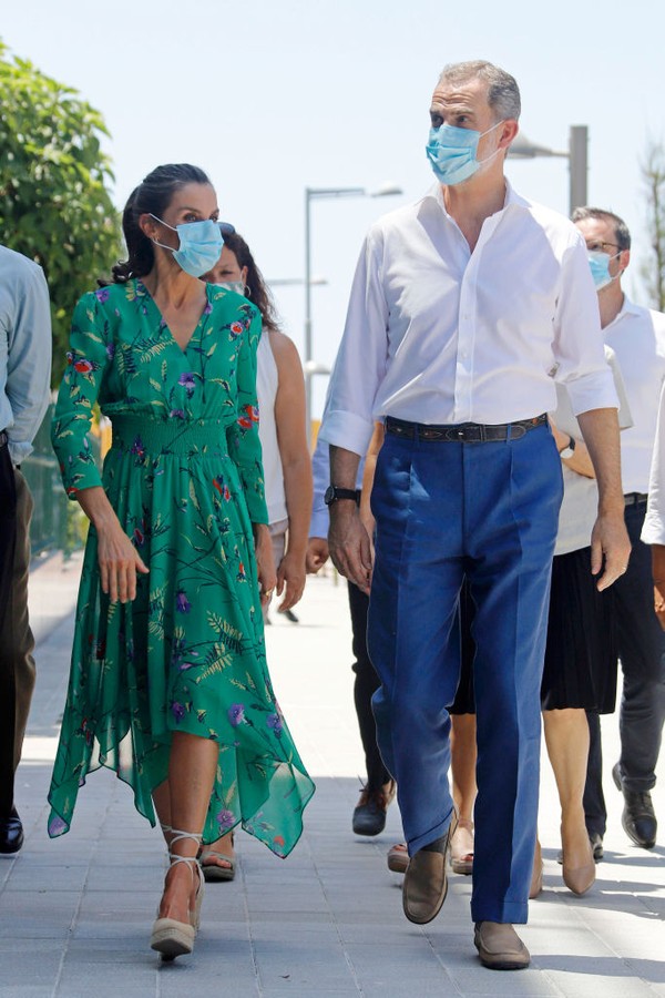 PALMA DE MALLORCA, SPAIN - JUNE 25: King Felipe of Spain and Queen Letizia of Spain take a walk on promenade of Platja de s’Arenal on June 25, 2020 in Palma de Mallorca, Spain. This trip is part of a royal tour that will take King Felipe and Queen Letizia (Foto: Getty Images)
