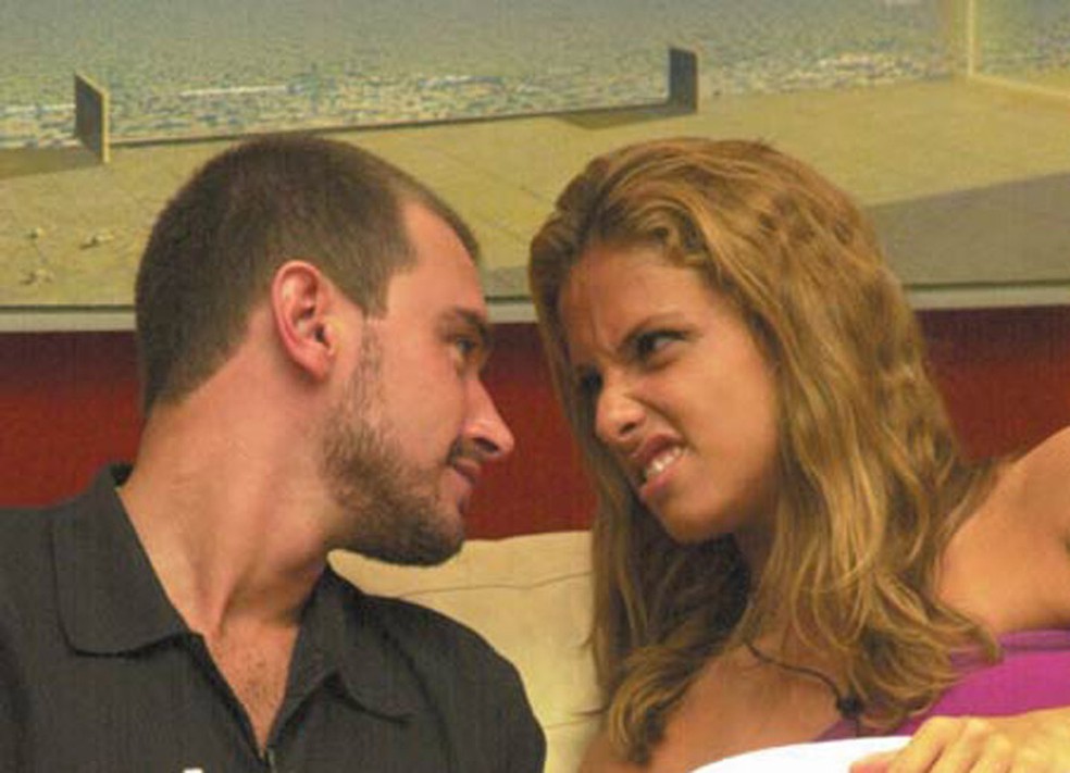 Thyrso e Manuela levaram o romance do BBB2 para fora da casa. Após um tempo morando juntos, eles se separaram — Foto: TV Globo