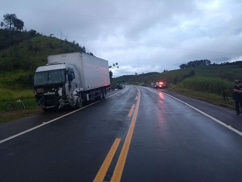 Dois morrem em acidente entre carro e caminhão na BR-267 ...