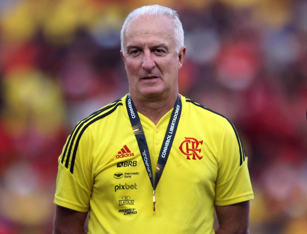 Dorival Júnior no pódio do título da Libertadores pelo Flamengo — Foto: REUTERS/Luisa Gonzalez