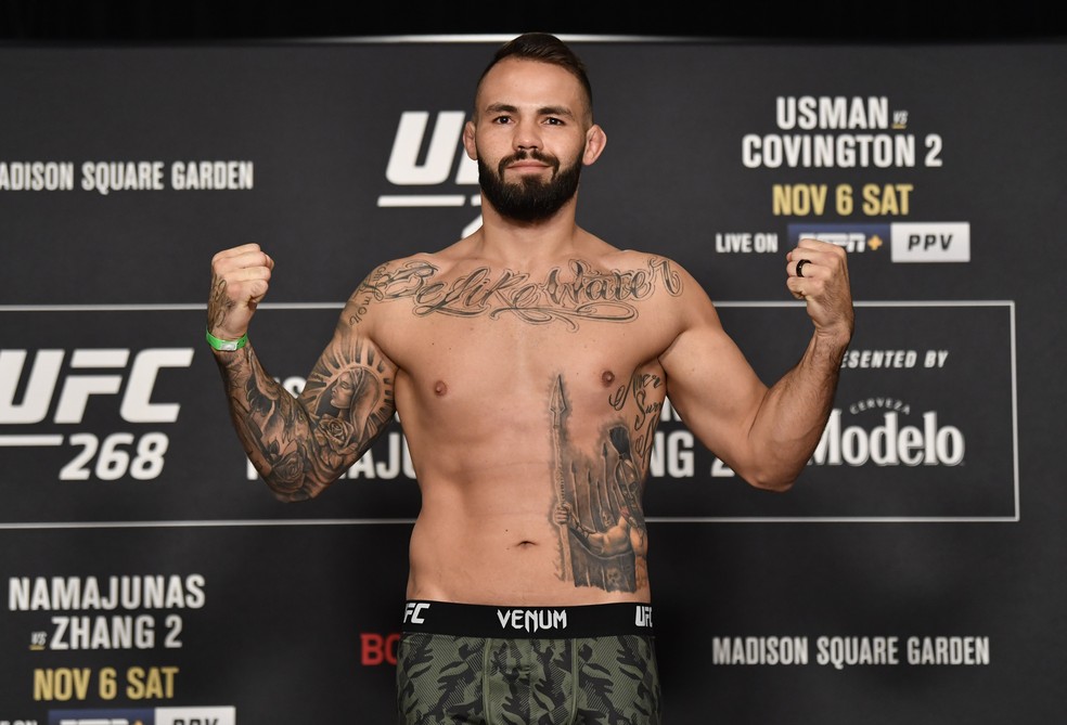 John Allan pesagem oficial UFC 268 — Foto: Getty Images