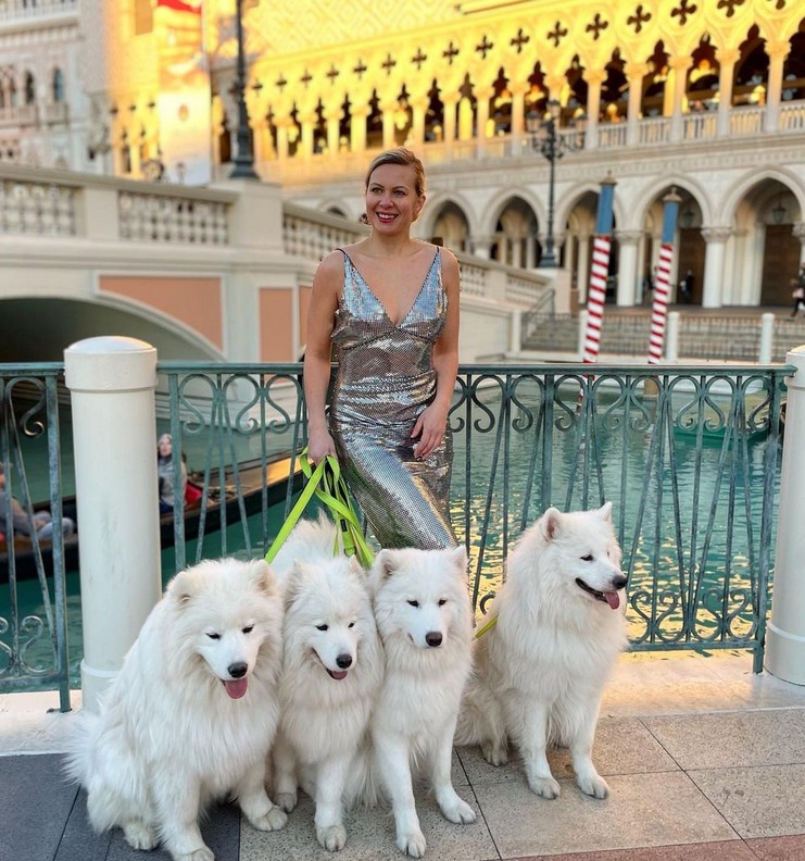 Oksana Nabokova com os quatro cães em Las Vegas (Foto: oksana_nabokova_/ Instagram/ Reprodução)