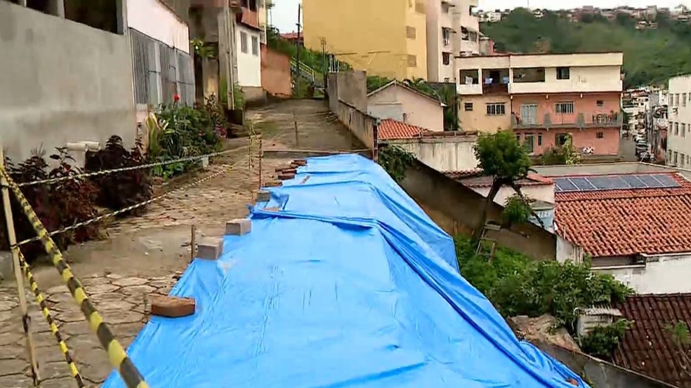 Rua interditada em Colatina — Foto: Reprodução/TV Gazeta