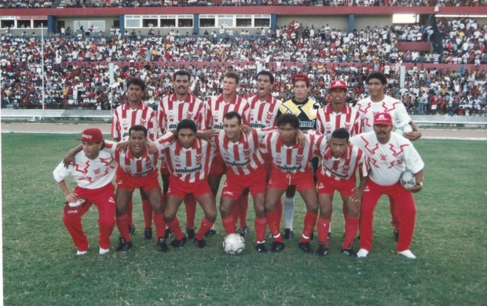 Jean (primeiro em pé, da esquerda para a direita) quando era capitão e foi campeão alagoano pelo CRB em 1995 (Foto: Arquivo/Museu dos Esportes)