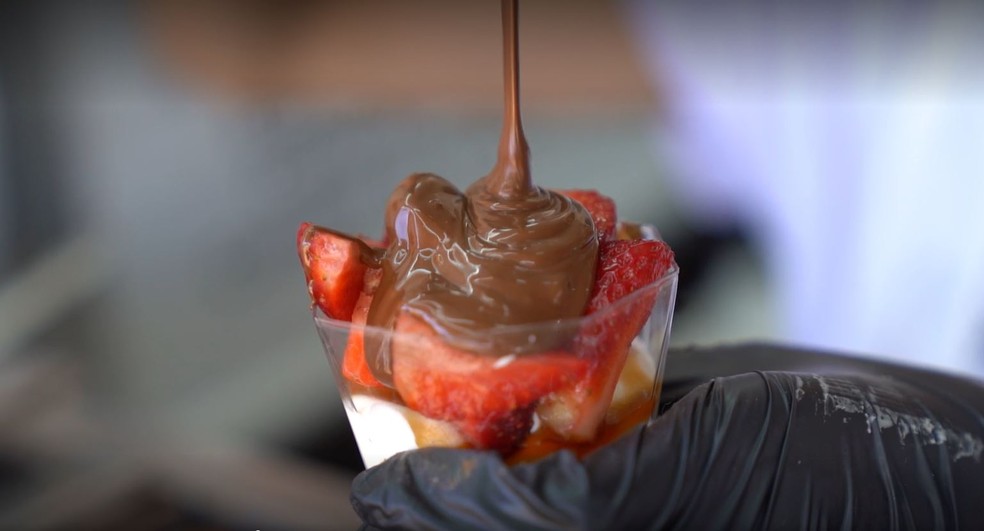 Chocolate com morango é uma das tentações da Festa de Atibaia (SP) — Foto: Fabio Tito/g1