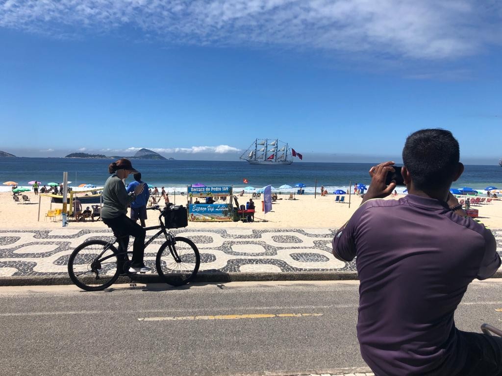 Veleiros gigantes desfilam pela orla do Rio e surpreendem banhistas