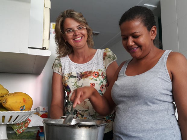 A empregada doméstica Francimara Barbosa, que se formou em pedagogia no DF, e a patroa, Edileusa Gomes (Foto: Raquel Morais/G1)