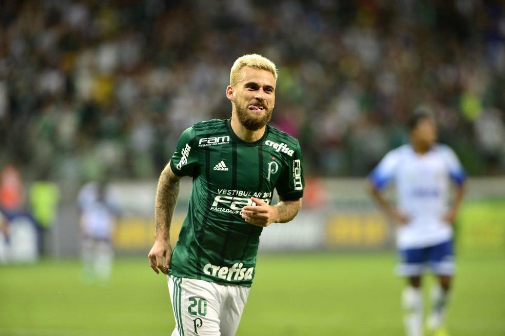 Lucas Lima comemora o gol marcado contra o Santo Andr&eacute; (Foto: Marcos Ribolli)