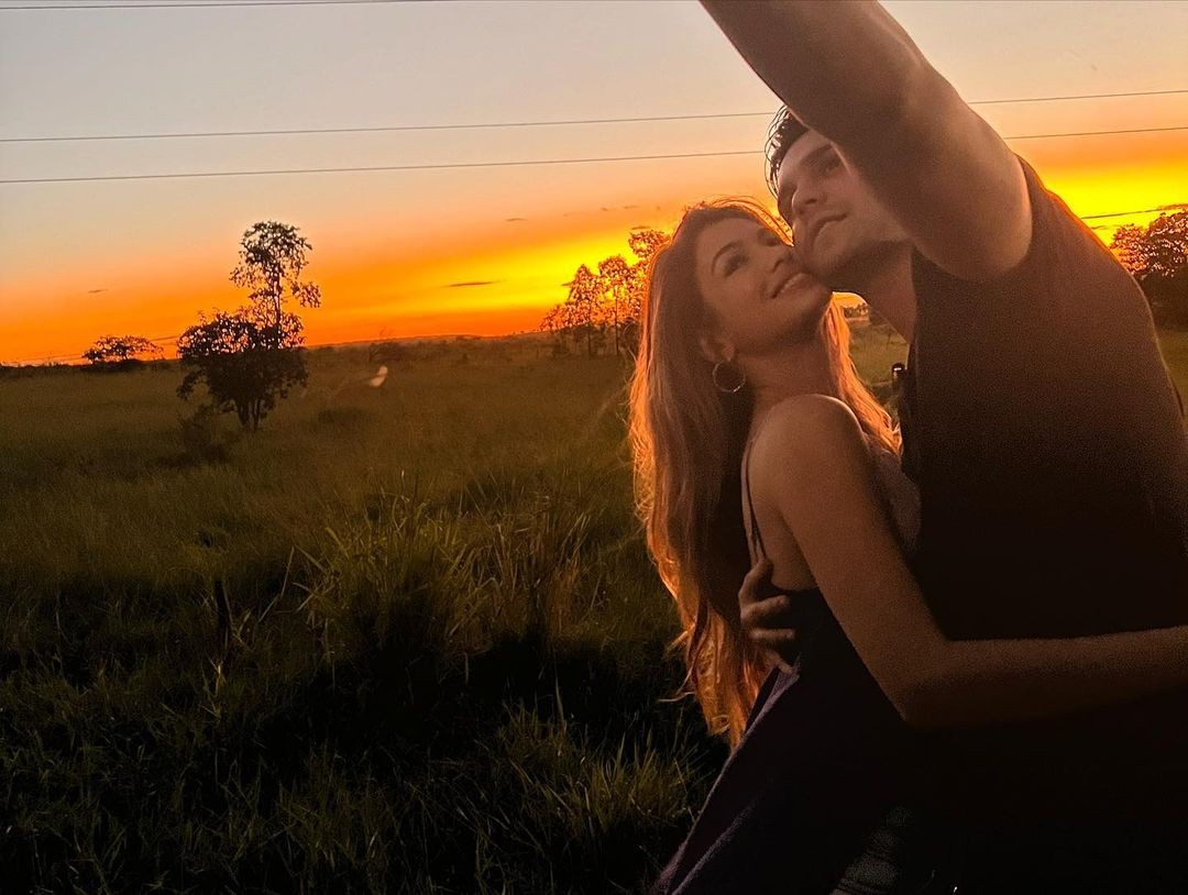 Izabela Cunha e Luan Santana curtem o pôr do sol juntos (Foto: Reprodução/Instagram)