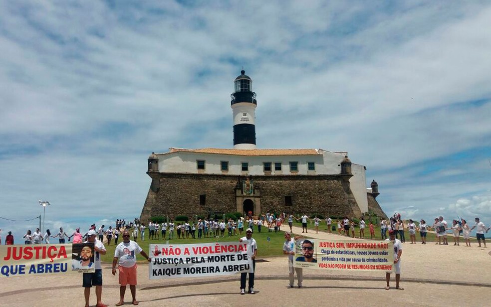 Participantes ficaram de mãos dadas em oração no Farol da Barra (Foto: Mayara Magalhães / TV Bahia)