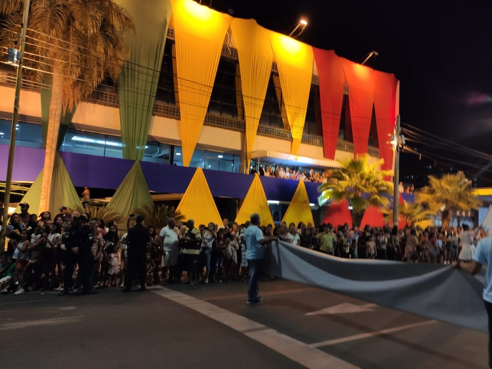 O prédio da prefeitura ficou colorido em homenagem ao aniversário de Petrolina — Foto: Amanda Franco / TV Grande Rio