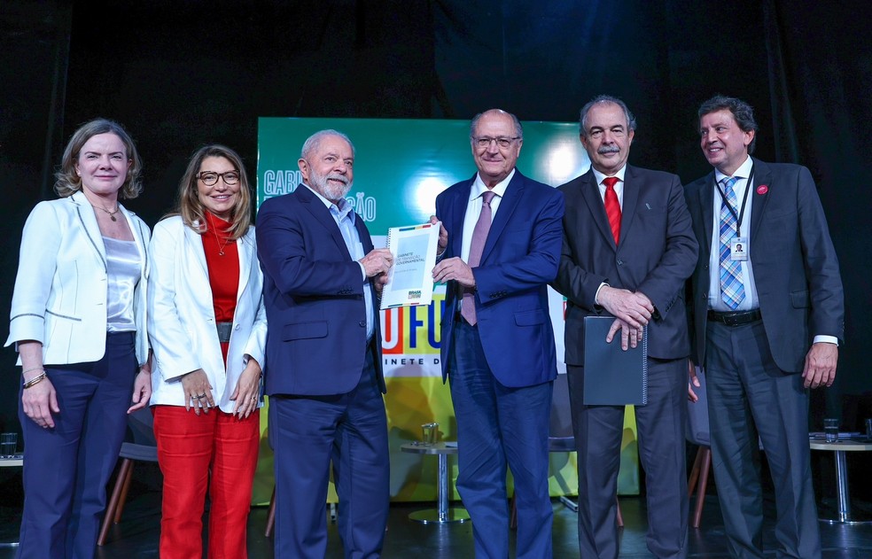 Lula recebe das mãos de Alckmin o relatório final da equipe de transição de governo — Foto: Ricardo Stuckert