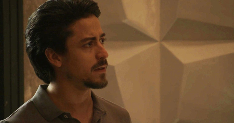 Jerônimo (Jesuíta Barbosa) se emociona com visita surpresa de João (Rafael Vitti), em 'Verão 90' — Foto: TV Globo