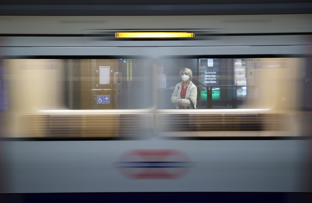 Passageira aguarda vagão no metrô de Londres, em 12 de maio de 2020 — Foto: Hannah McKay/Reuters
