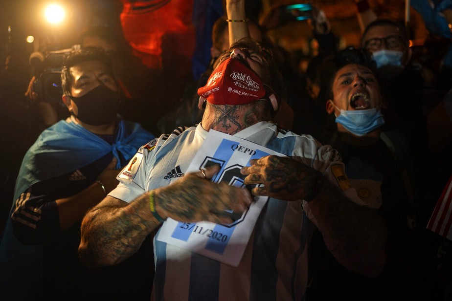 Fã de Maradona chora a morte do ídolo em seu velório, próximo à Casa Rosada, sede do governo argentino onde foi realizada a cerimônia
