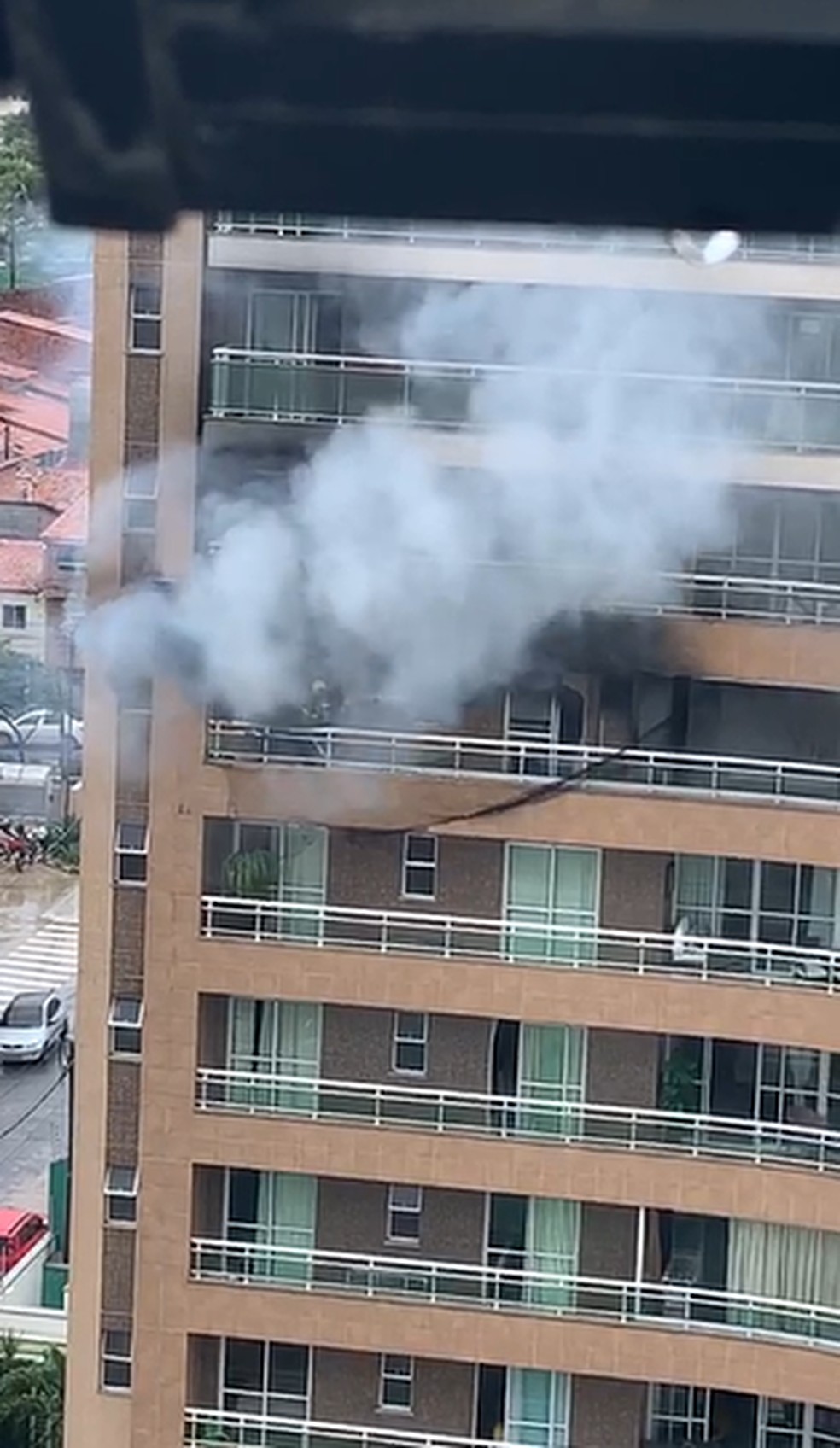 Incêndio atinge apartamento em prédio no Dionísio Torres, em Fortaleza. — Foto: Reprodução