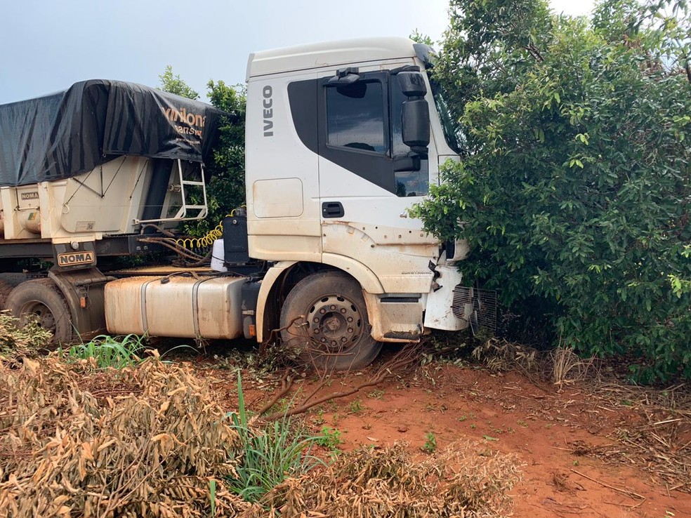 Motorista da carreta saiu ileso — Foto: Intervias/Divulgação