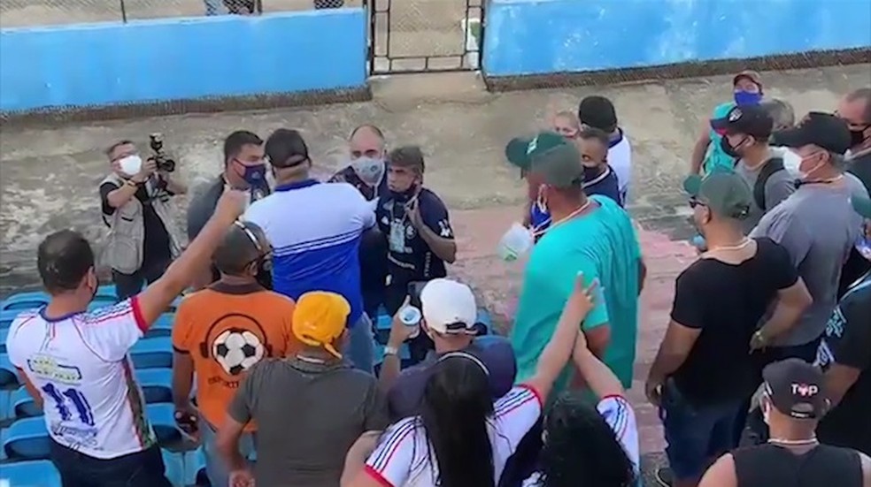 Torcedores pressionaram diretoria do Remo no Navegantão — Foto: Reprodução