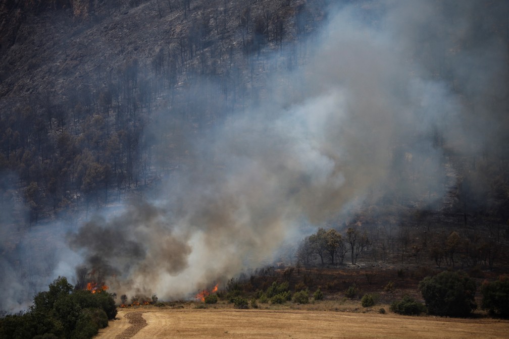  Fumaça é vista de um incêndio perto de Artesa de Segre, província de Lérida, comunidade autónoma da Catalunha. — Foto: REUTERS