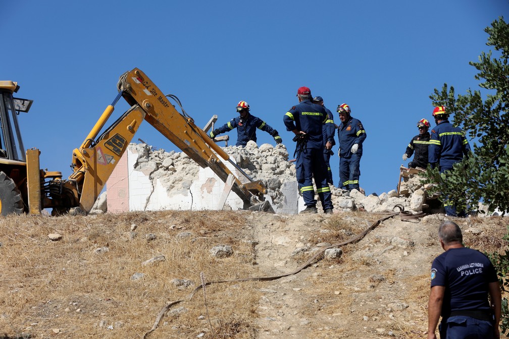 Bombeiros procuram pessoas nos escombros de uma igreja que desabou após terremoto em Arkalochori, na ilha grega de Creta, em 27 de setembro de 2021 — Foto: Stefanos Rapanis/Reuters