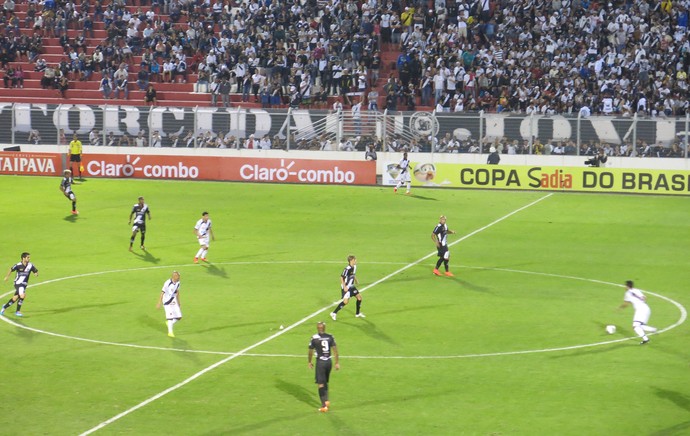 Posicionamento meio de campo primeiro tempo Vasco x Ponte (Foto: Raphael Zarko)