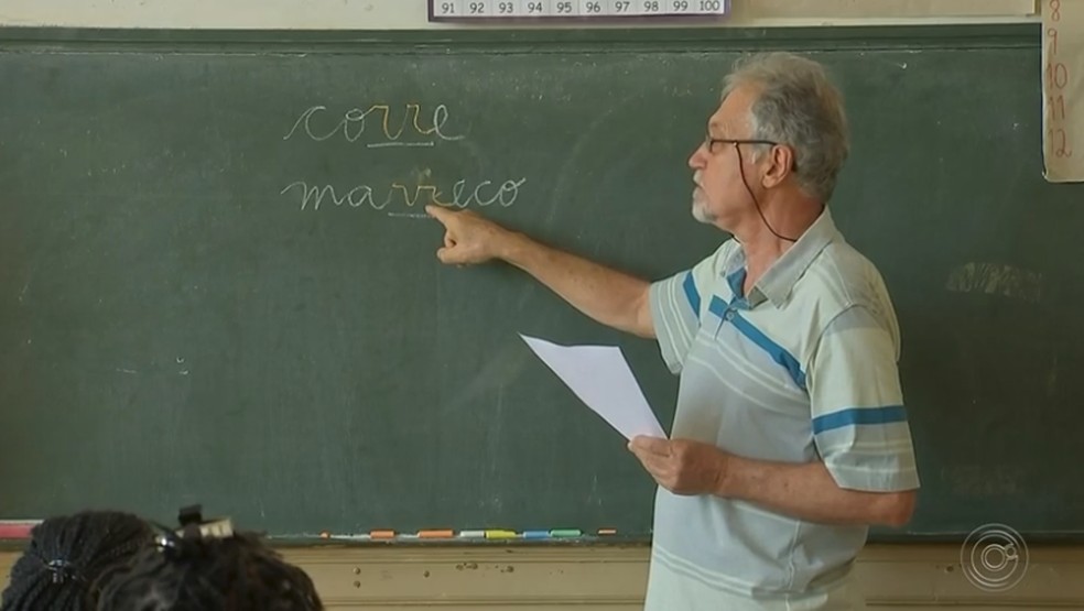 Professor aposentado ensina língua portuguesa para imigrantes haitianos em Pereiras — Foto: Reprodução/TV TEM
