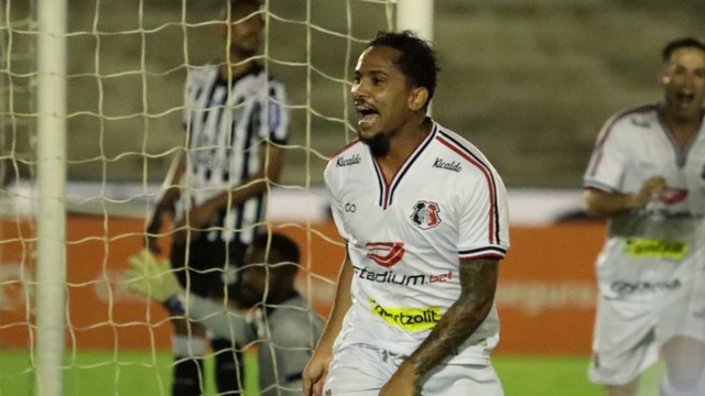 Lourenço comemora gol marcado pelo Santa Cruz contra o Treze