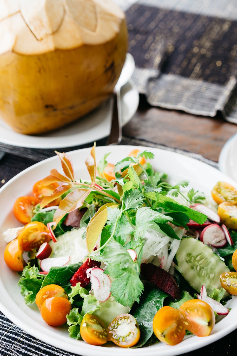 Salada verde com legumes é sempre uma ótima opção para compor uma refeição — Foto: Unsplash/Divulgação