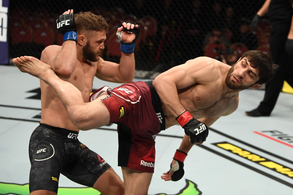 Magomed Mustafaev usou chute rodado para nocautear Rafael Fiziev â?? Foto: Getty Images