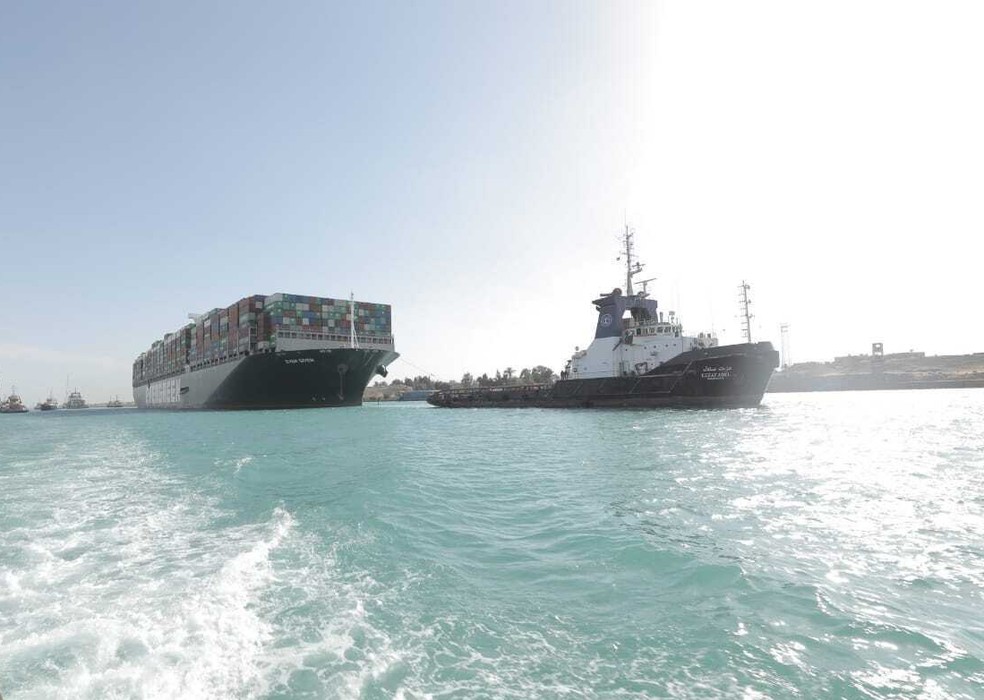 O meganavio de contêineres Ever Given navega pelo canal de Suez nesta segunda-feira (29) após desencalhar e desobstruir a principal ligação marítima entre a Ásia e a Europa — Foto: Autoridade do Canal de Suez via AP