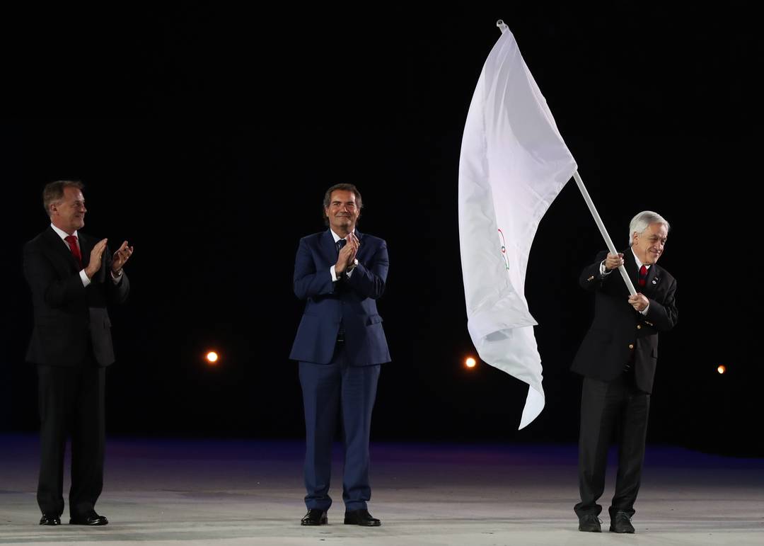 SebastiÃ¡n PiÃ±era, presidente do Chile, com a bandeira dos Jogos Pan-Americanos