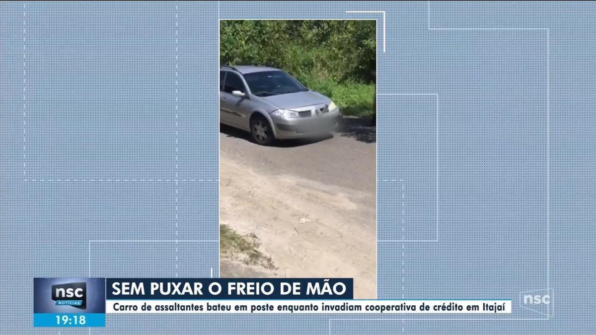 Carro De Assaltantes Bate Em Poste Durante Roubo Em Cooperativa De Crédito Em Itajaí VÍdeo 6570