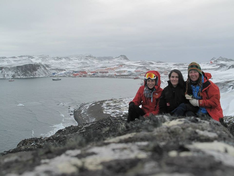 Doutoranda da UnB Júlia Viegas (ao centro), ao lado de pesquisadoras chilenas, na Antártica, em 2015 (Foto: Júlia Viegas/Arquivo Pessoal)