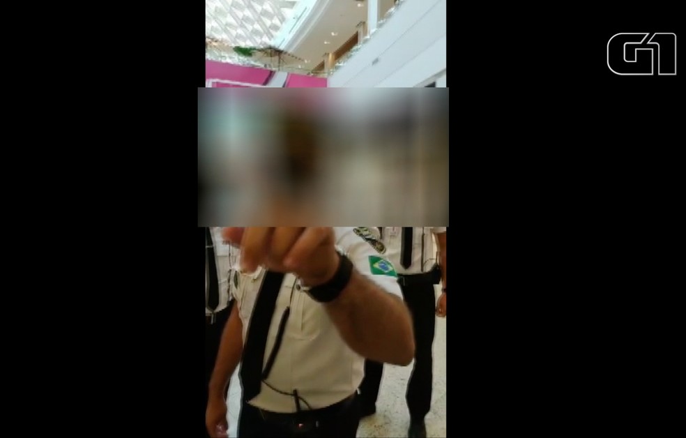 Cliente foi abordado por seguranças em shopping de Cuiabá — Foto: Reprodução