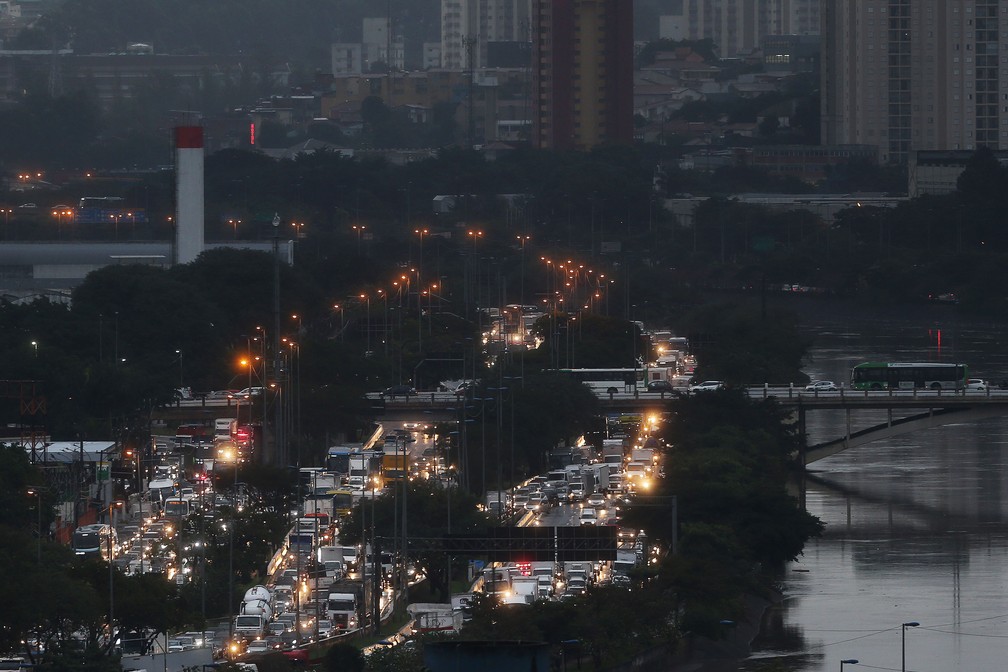 Vista da Marginal Tietê, a partir do bairro do Limão, na Zona Norte de São Paulo após a chuva da manhã desta sexta (5) — Foto: Hélvio Romero/Estadão Conteúdo