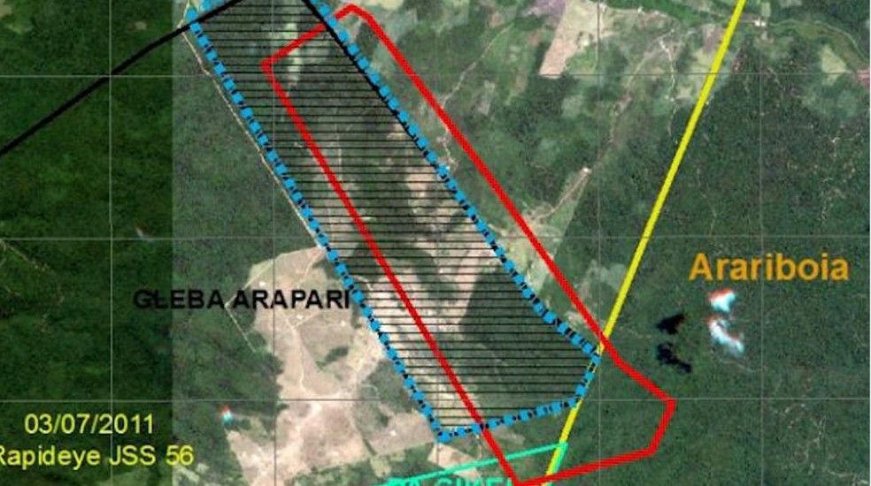 Área em vermelho mostra a área de desmatamento que excede a área azul, na Terra Indígena Arariboia — Foto: Reprodução/TV Mirante