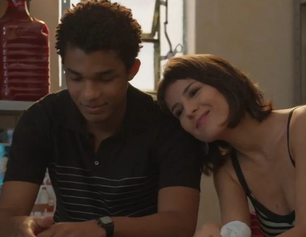 Ravi e Lara são interpretados por Juan Paiva e Andréia Horta em Um Lugar ao Sol (Foto: TV Globo)