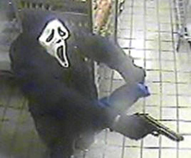 Bandido usou uma máscara do filme 'Pânico' para roubar uma padaria em Long Island (Foto: AP)