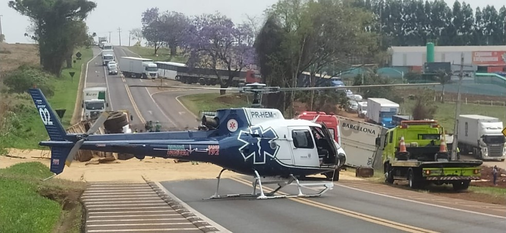 Acidente bloqueou trânsito na BR-277, em Santa Tereza do Oeste — Foto: Sidney Trindade/RPC
