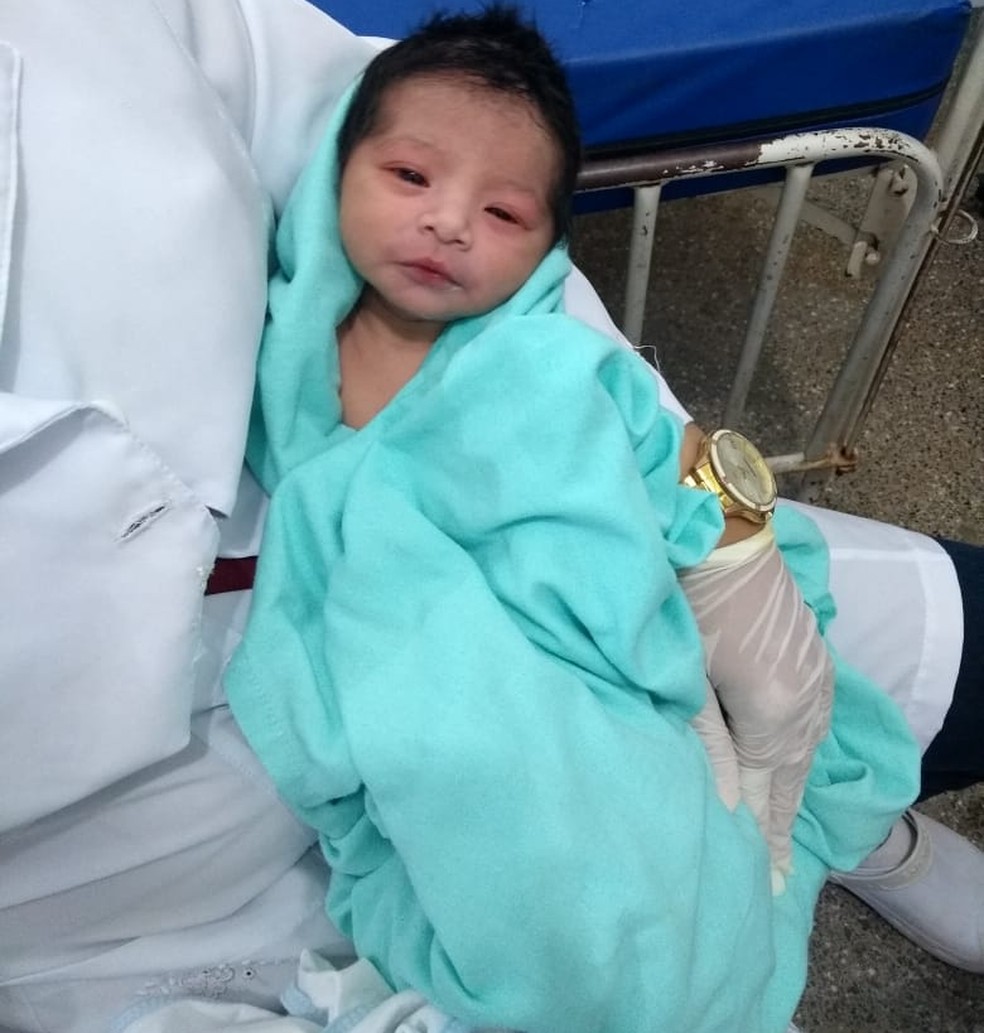Recém-nascido está internado no Hospital de Água Boa (Foto: Polícia Militar de MT)